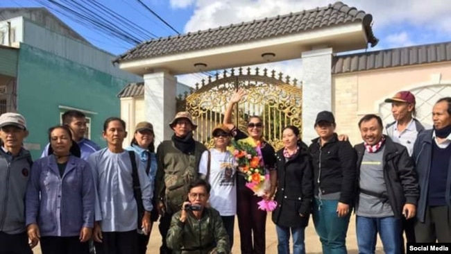 Bà Bùi Thị Minh Hằng (người cầm hoa) và những người ủng hộ bà khi bà vừa mãn hạn tù, ngày 11/2/2017 (FB Phaolo Hoang)