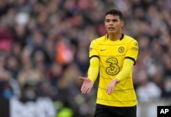 Thiago Silva na Chelsea ya mayar da martani yayin wasan kwallon kafa na gasar Premier ta Ingila tsakanin West Ham United da Chelsea a filin wasa na London da ke Landan, Asabar, 4 ga Disamba, 2021.