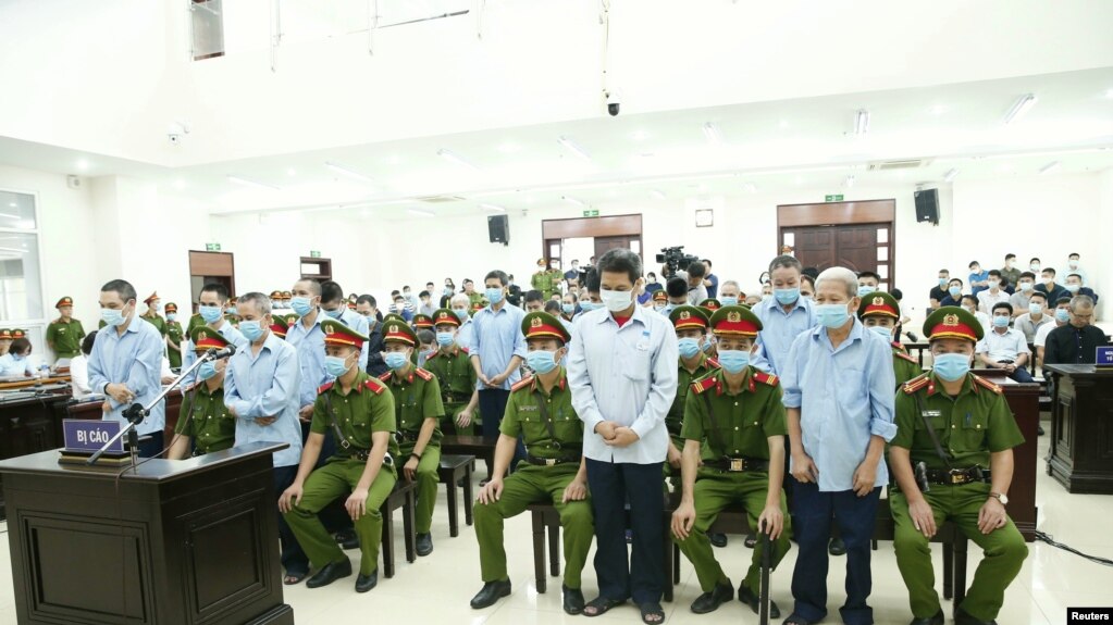 Nông dân Đồng Tâm tại phiên tòa ở Hà Nội kết thúc hôm 14/9/2020. VNA via Reuters