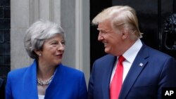 테레사 메이 영국 총리가 런던의 10 다우닝 스트리트 밖에서 영국을 방문한 도널드 트럼프 미국 대통령을 환영하고 있다. 