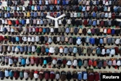 Santri Pesantren Ar-Raudhatul Hasanah melaksanakan salat Zuhur di hari pertama puasa Ramadhan di Medan, Sumatera Utara, 17 Mei 2018. (Foto: Antara via Reuters)