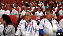 Miles de médicos y otros profesionales de la salud de Cuba son enviados a "misiones" al extranjero por las que la Isla recibe dividendos en dólares. Estados Unidos lo considera como una forma de trata. Imagen médicos en misión en África. (Foto archivo)