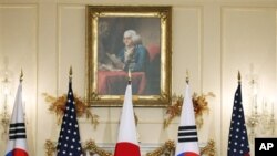 State Secretary Hillary Rodham Clinton, flanked by South Korean Foreign Minister Kim Sung-hwan, right, and Japanese Foreign Minister Seiji Maehara, delivers her statement before the start of a trilateral meeting at the State Department in Washington, Mond