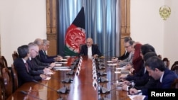 Presiden Afghanistan Ashraf Ghani, saat bertemu dengan Utusan AS untuk Afghanistan, Zalmay Khalizad di Kabul, 2 September 2019. (Foto: dok).