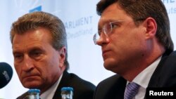 Ủy viên Năng lượng EU Guenther Oettinger (trái) và Bộ trưởng Năng lượng Nga Alexander Novak tại 1 cuộc họp báo ở Berlin, 19/5/2014.