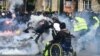 Polisi Paris Tembakkan Gas Airmata ke Ribuan Demonstran May Day