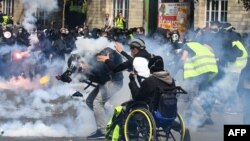 Polisi di Paris menembakkan gas airmata kepada ribuan demonstran pada aksi protes Hari Buruh, Rabu (1/5).