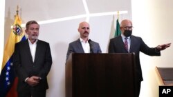 El diplomático noruego Dan Nylander (centro), el delegado de la oposición venezolana Gerardo Blyde Pérez (izquierda) y el presidente de la Asamblea Nacional de Venezuela, Jorge Rodríguez (derecha) ofrecen una rueda de prensa en Ciudad de México, el 27 de septiembre de 2021.