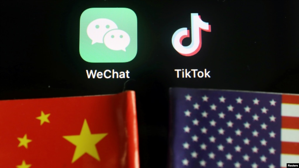 资料照：美中国旗与TikTok和微信的应用程序标志(photo:VOA)