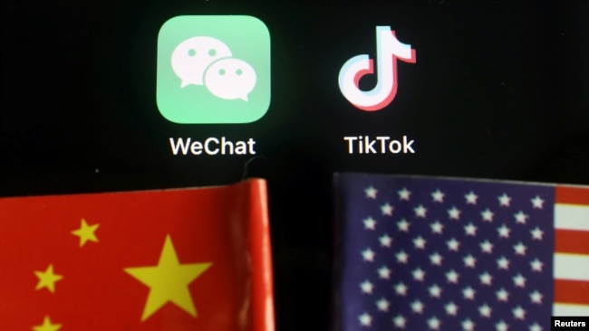 美中国旗与tiktok和微信的app
