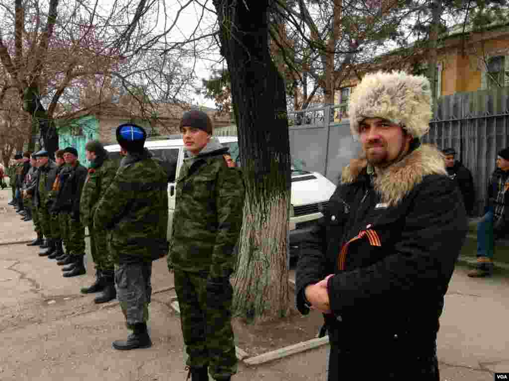 Pro-Russian irregulars form self defense units in Crimea&#39;s capital,&nbsp;Simferopol, Ukriane, March 2, 2014. (Elizabeth Arrott/VOA).