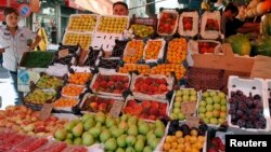 Fruits are displayed for sale at al-Shaalan market a day before the fasting month of Ramadan in Damascus, Syria, July 9, 2013. 