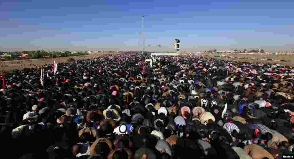 Sunni Muslims take part in Friday prayers during an anti-government demonstration in Falluja, Iraq, December 28, 2012. 