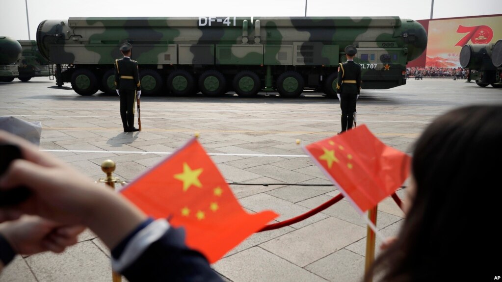 北京庆祝中华人民共和国成立 70 周年的大规模阅兵式上的东风-41洲际弹道导弹。（2019年10月1日）(photo:VOA)