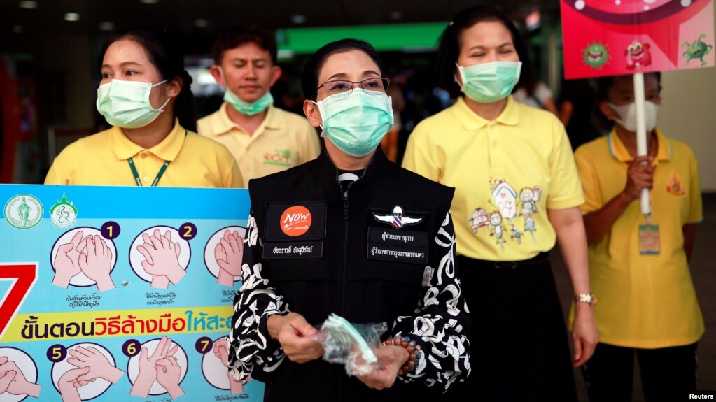 Các nhân viên chính phủ phát khẩu trang phòng chống virus corona miễn phí tại Bangkok, Thái Lan, ngày 7/2/2020.R