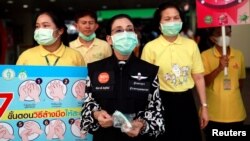 Các nhân viên chính phủ phát khẩu trang phòng chống virus corona miễn phí tại Bangkok, Thái Lan, ngày 7/2/2020.R