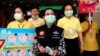 Des représentants du gouvernement distribuent gratuitement des masques à titre préventif contre l'épidémie de coronavirus, à Bangkok, en Thaïlande, le 7 février 2020.