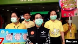 Government officials give out masks free of charge as a preventive measure against the coronavirus outbreak, in Bangkok, Thailand February 7, 2020. REUTERS/Soe Zeya Tun - RC2OVE9IKLNR