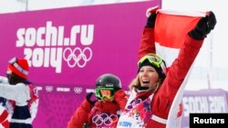 Winner Canada's Dara Howell (R) celebrates with the Canadian flag as compatriot and third-placed Kim Lamarre looks on after the women's freestyle skiing slopestyle finals at the 2014 Sochi Winter Olympic Games in Rosa Khutor, Feb. 11, 2014.