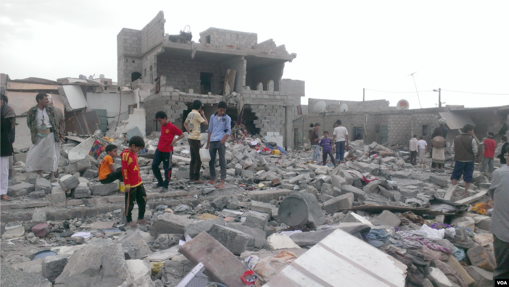 This neighborhood, where more than 100 buildings have been damaged, has brought attention to the plight of Yemeni blacks, with neighboring communities coming to witness the damage, Sana'a, Oct. 9, 2015. (Almigdad Mojalli/VOA)