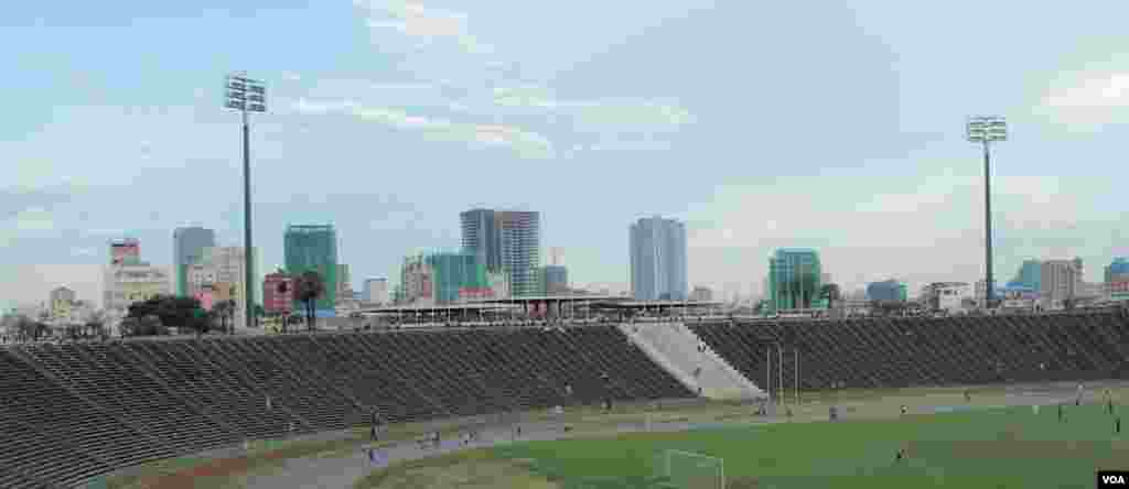 The construction of the Olympia City condominium project, northeast of the Olympic Stadium, September 29, 2014. (Nov Povleakhena/VOA Khmer)