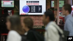 Tỷ lệ cá cược cho kết quả trưng cầu dân ý về EU trong một cửa hàng cá cược tại Westminster, Anh, ngày 23/6/2016.