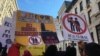 2018年1月20日纽约女性大游行集会关注中国女权议题的参与者手持“#米兔在中国#”与“禁止性骚扰”标语牌。（小门提供）