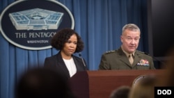 دانا وایت سخنگوی وزارت دفاع ایالات متحده آمریکا، پنتاگون (نفر سمت چپ) - آرشیو