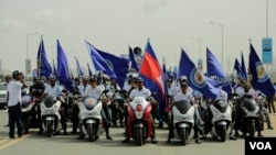 LDP's youth supporters ride motorcycles on the last day of the election campaign in Phnom Penh, Cambodia, July 27, 2018. (Ky Mengly/ VOA Khmer)