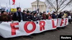 تظاهرکنندگان مخالف سقط جنین در «راهپیمایی برای زندگی» در مقابل دیوان عالی ایالات متحده آمریکا تجمع کردند - ۱ بهمن ۱۴۰۰