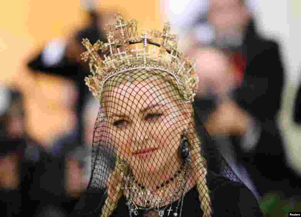 Madonna llega al Met Gala para celebrar la apertura de &quot;Heavenly Bodies: Fashion and the Catholic Imagination&quot; en la ciudad de Manhattan, Nueva York, el 7 de mayo de 2018. Foto: Reuters