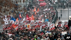 Ribuan warga berbaris di Moskow, Rusia untuk memprotes undang-undang yang akan melarang adopsi anak-anak Rusia oleh warga Amerika, Minggu (13/1). 