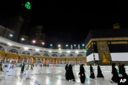 အစၥလာမ္ဘာသာဝင္ေတြရဲ႕ Hajj ပြဲေတာ္အတြက္ ေဆာ္ဒီအာေရဗ်ႏိုင္ငံ Mecca ၿမိဳ႕ကို လာေရာက္ၾကတဲ့ ဘုရားဖူးအဖြဲ႔မ်ားကို ေတြ႔ရ။ (ဇူလိုင္ ၂၉၊ ၂၀၂၀)