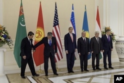 Ngoại trưởng Mỹ John Kerry chụp hình với ngoại trường năm nước Trung Á tại Dinh Tổng thống ở thành phố Samarkand, Uzbekistan, ngày 1 tháng 11, 2015
