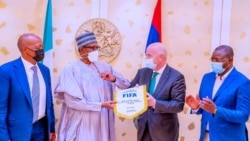 Buhari da Infantino rike da kyallen FIFA, shugaban CAF Motsepe farce a hannun hagu (Facebook/Femi Adesina)