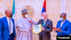 Buhari da Infantino rike da kyallen FIFA, shugaban CAF Motsepe farce a hannun hagu (Facebook/Femi Adesina)