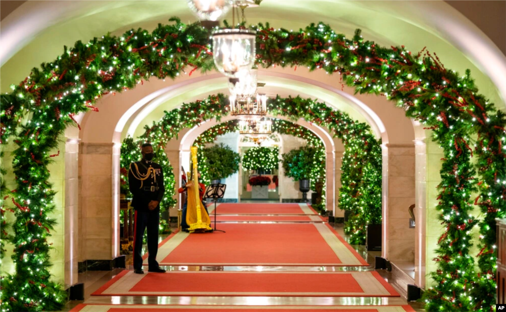 El Salón Central de la Casa Blanca está decorado para la temporada navideña durante una vista previa para la prensa de las decoraciones navideñas de la Casa Blanca, el 29 de noviembre de 2021.