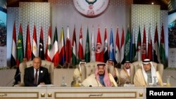 Arab League Secretary-General Ahmed Abul Gheit, Saudi Arabia's King Salman bin Abdulaziz and Saudi Arabia's Foreign Minister Ibrahim al-Assaf attend the 30th Arab Summit in Tunis, March 31, 2019. 
