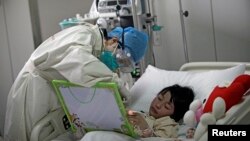 Một bệnh nhân cúm gia cầm được điều trị trong một bệnh viện ở Bắc Kinh 