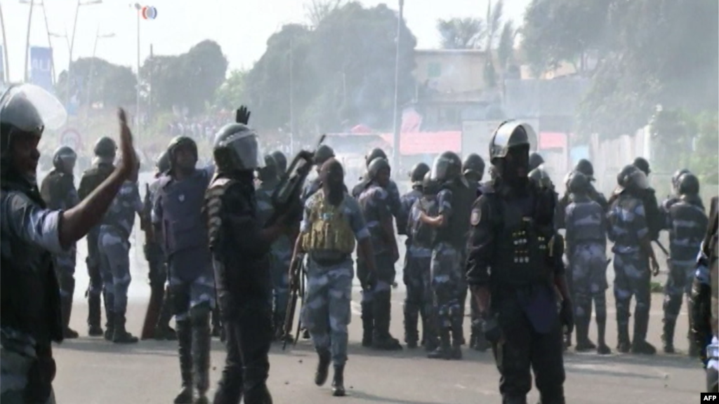 Les forces de sécurité lancent des grenades lacrymogènes à Libreville, 31 août 2016.