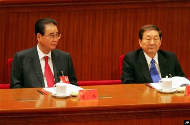 资料照:中共十七大主席台上有前总理李鹏(左)和前总理朱镕基