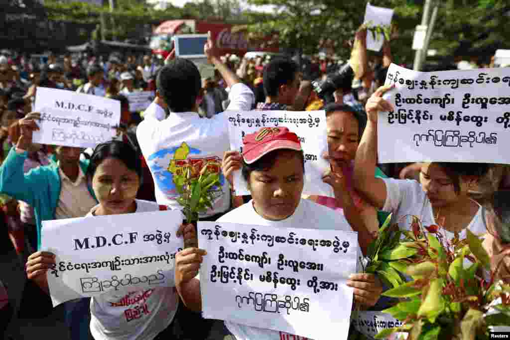 Family members hold signs as they wait for political prisoners to be released from Insein prison in Rangoon, Burma, Dec. 31, 2013.&nbsp;