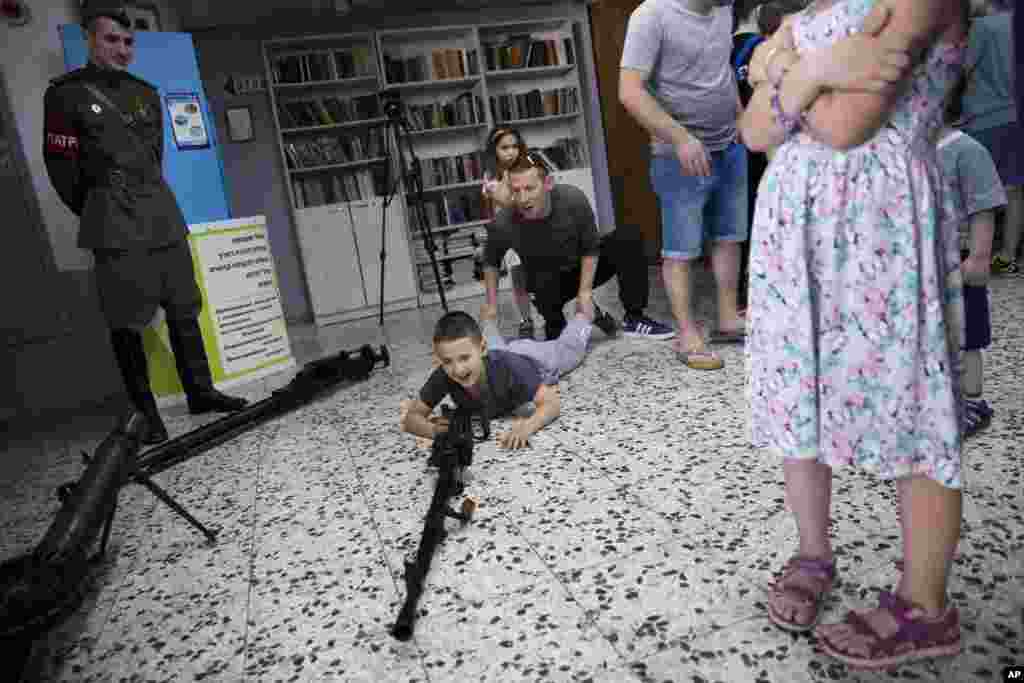 در حاشیه نمایشگاه اسلحه در شهر اِشدود اسرائیل، پدر و مادرها اجازه داده اند فرزندان خردسال شان دست به اسلحه ببرند. این نمایشگاه در آستانه روز نهم مه یا &laquo;روز پیروزی&raquo; که یادآور شکست آلمان نازی است، برگزار شده است.