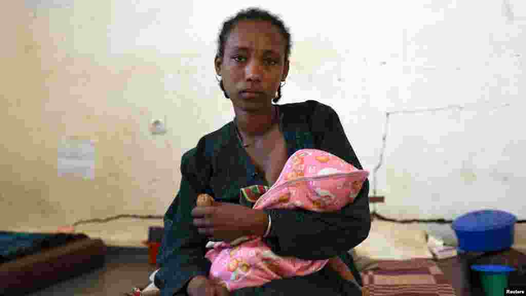 ሲርያል የጤና ጥበቃ ማእከል ውስጥ እናት ልጇን እያጠባች