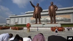 지난 9월 북한 평양 만수대 언덕에서 김일성, 김정일 부자 동상에 참배하는 북한 주민들.