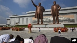 만수대 김일성, 김정일 부자상을 방문한 주민들이 단체로 절하고 있다. 국제인권감시단체 '프리덤하우스'는 올해도 북한을 최악의 언론 탄압국으로 분류했다.