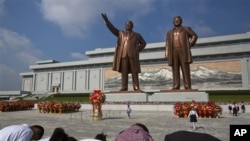 북한 평양 만수대 언덕에서 김일성, 김정일 부자 동상에 참배하는 북한 주민들.