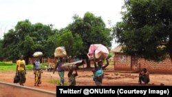 Quelques personnes fuient les zones de violences en Centrafrique, 26 septembre 2017. (Twitter/ @ONUinfo)