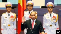 Vietnamese Prime Minister Nguyen Xuan Phuc takes the oath of office after being re-elected by the National Assembly in Hanoi, July 26, 2016.