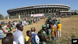 People queue to enter the stadium for the inauguration ceremony of Zimbabwean President Emmerson Mnangagwa, at the National Sports Stadium in Harare, Aug. 26, 2018.